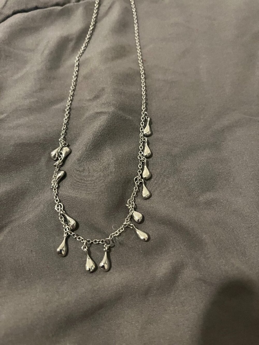8.5" Silver Teardrop Pendant Necklace - like new